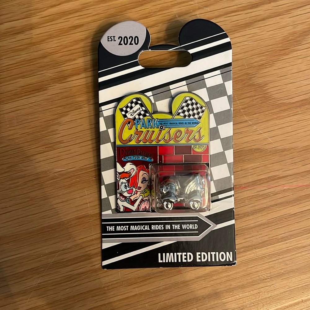 Limited edition, Roger rabbit Park cruiser Disney pin
